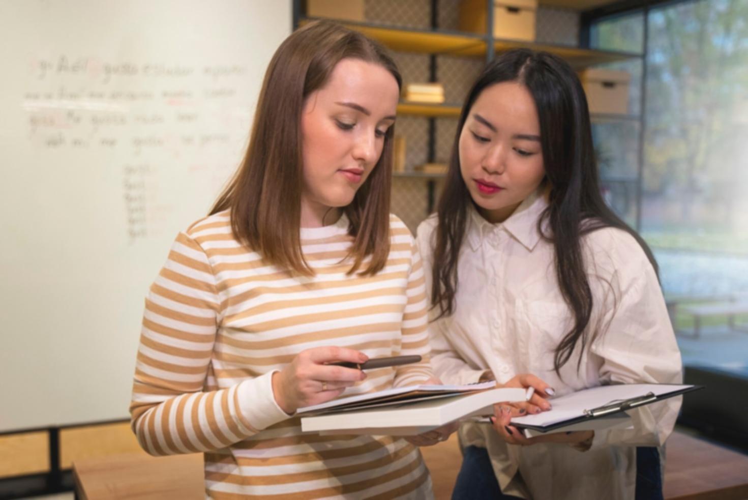 Professionnel analysant des données budgétaires sur un écran